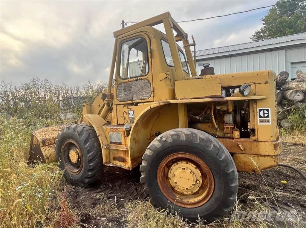 CAT 922B Gumikerekes homlokrakodók