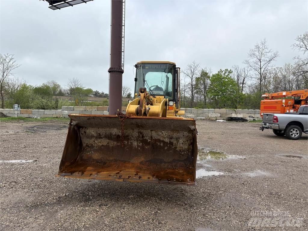 CAT 924F Gumikerekes homlokrakodók