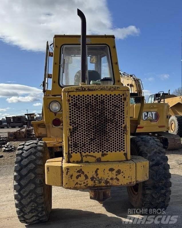 CAT 930 Gumikerekes homlokrakodók