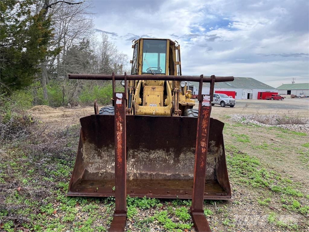 CAT 930 Gumikerekes homlokrakodók