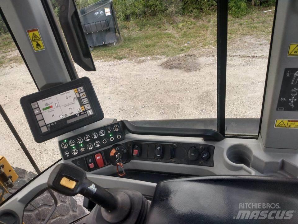 CAT 930M Gumikerekes homlokrakodók