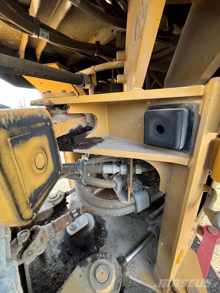 CAT 930M Gumikerekes homlokrakodók