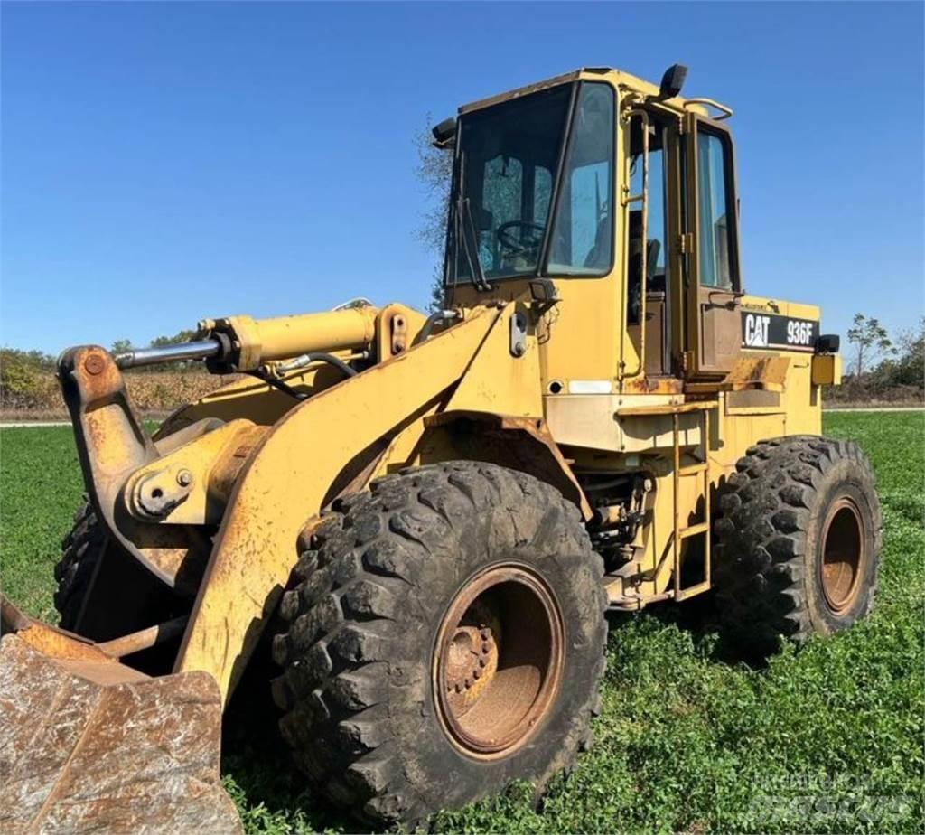 CAT 936F Gumikerekes homlokrakodók
