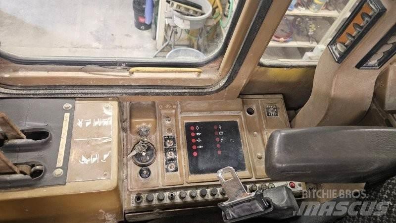CAT 936F Gumikerekes homlokrakodók