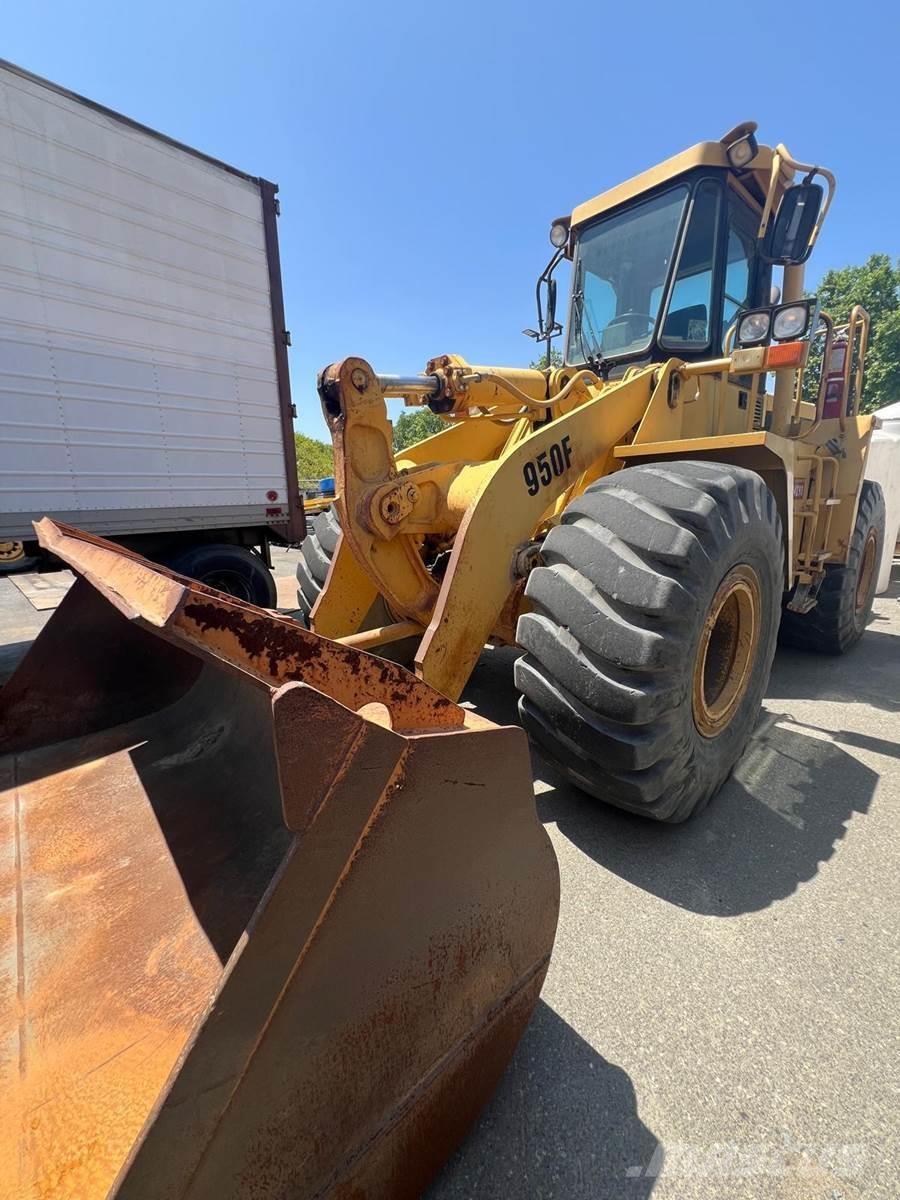 CAT 950F Gumikerekes homlokrakodók
