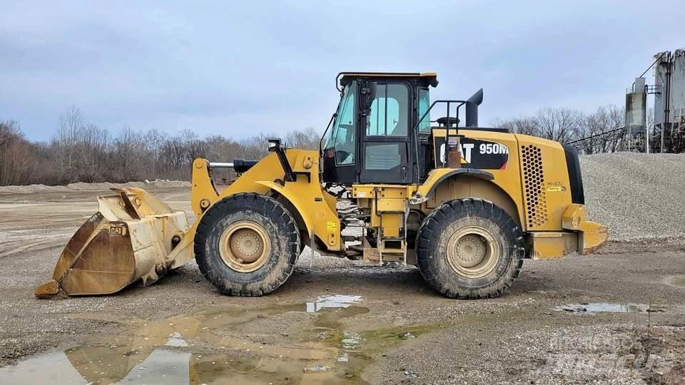 CAT 950M Gumikerekes homlokrakodók