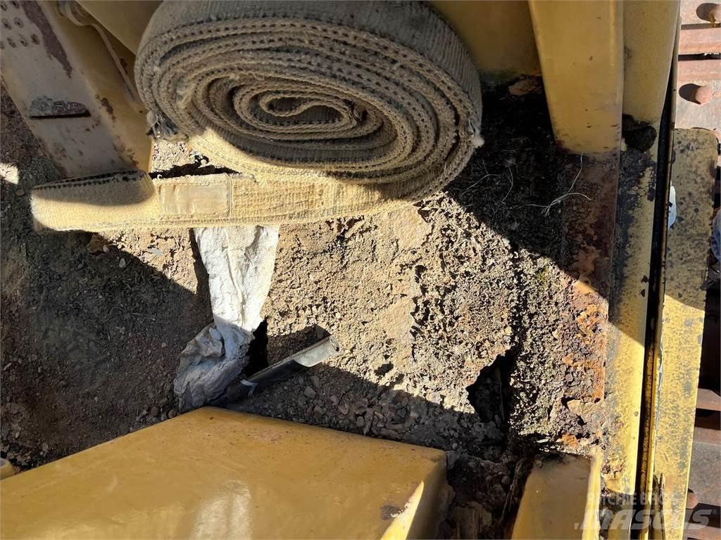 CAT 973 Lánctalpas homlokrakodók