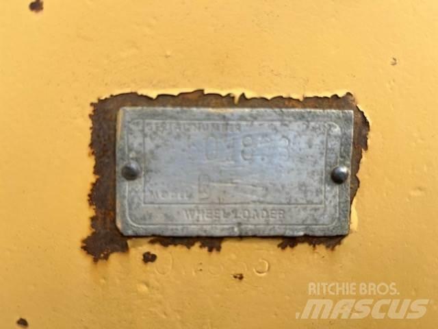 CAT 988B Gumikerekes homlokrakodók