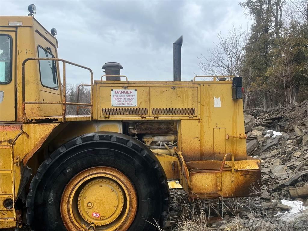 CAT 988B Gumikerekes homlokrakodók