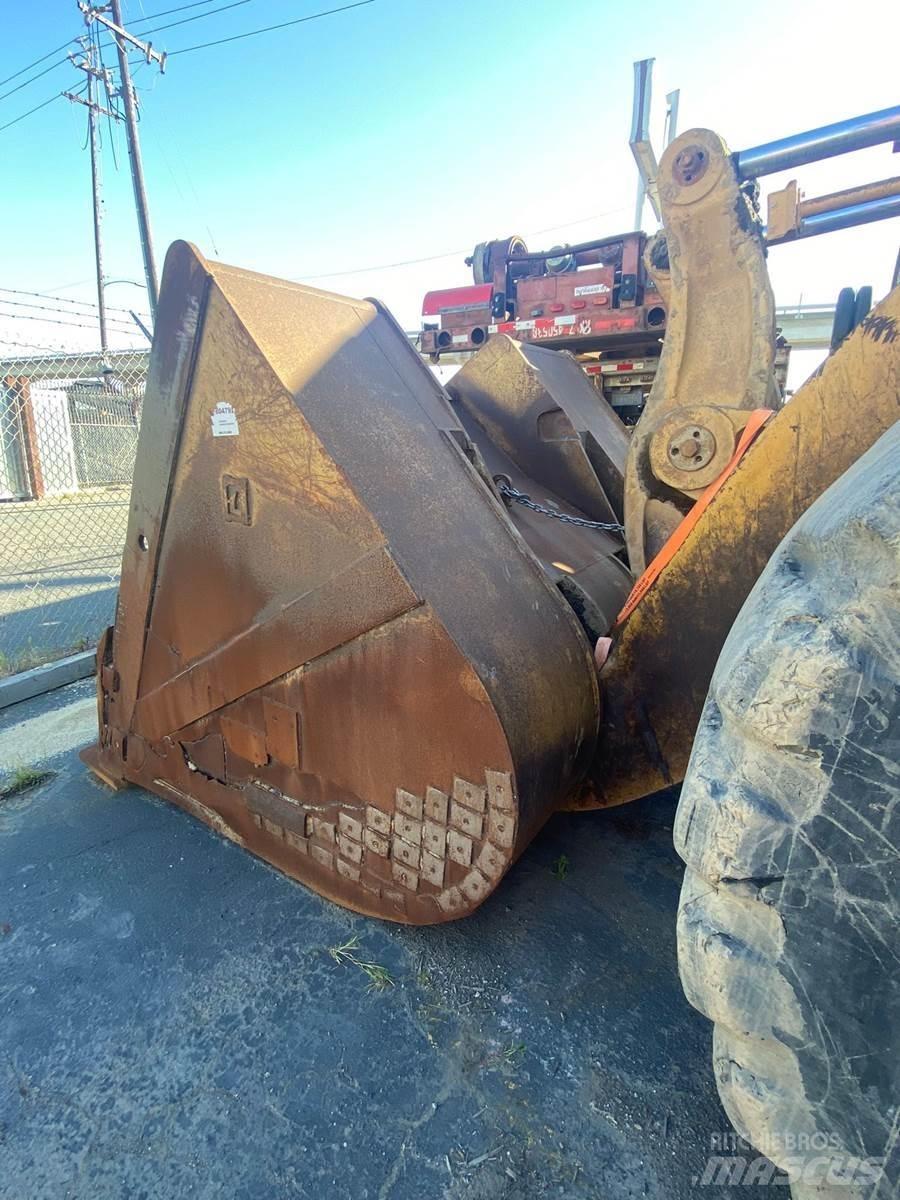 CAT 988F Gumikerekes homlokrakodók
