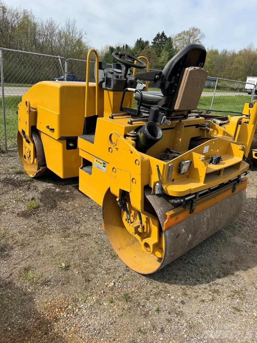 CAT CB34 Aszfalt terítõ gépek