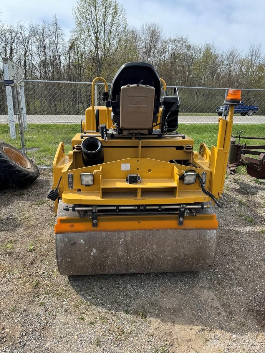 CAT CB34 Aszfalt terítõ gépek