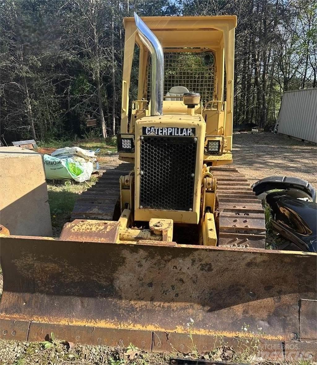 CAT D3B lánctalpas dózerek