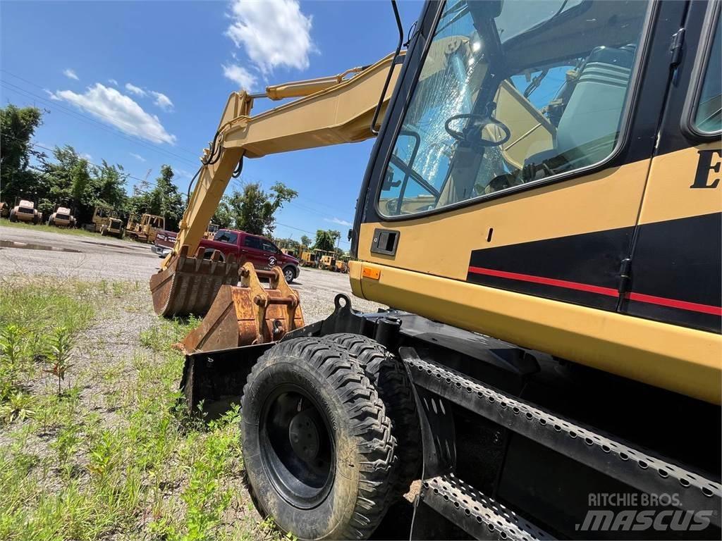 CAT M318 Gumikerekes kotrók