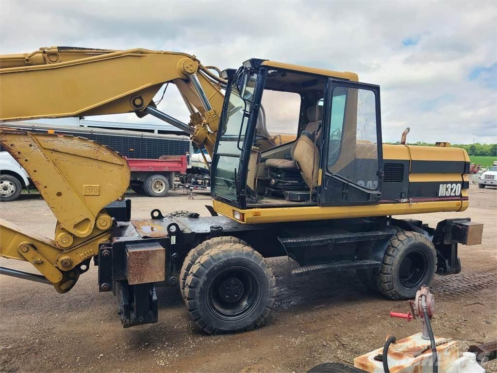 CAT M320 Gumikerekes kotrók