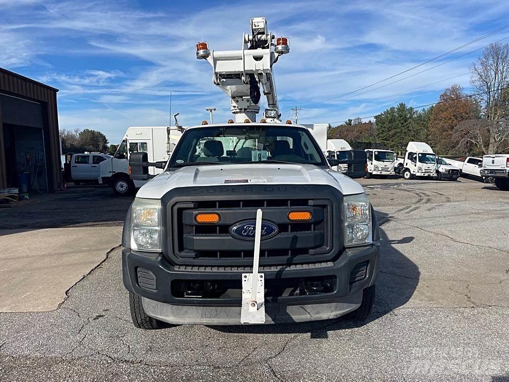 Ford F-450 Teherautóra szerelt emelők és állványok