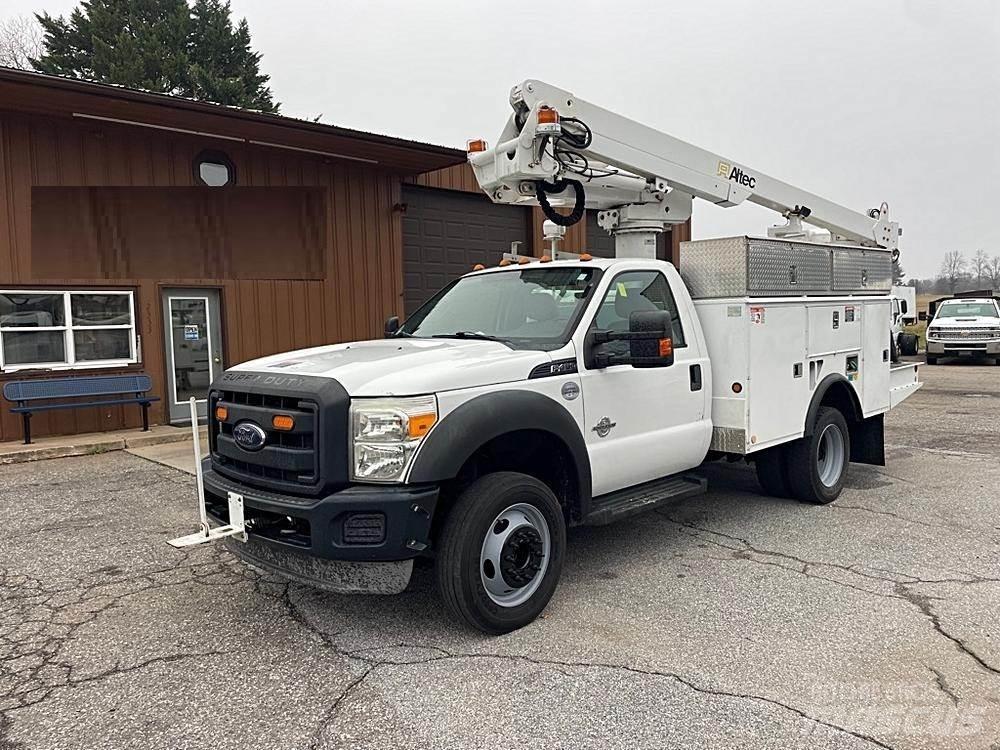 Ford F-450 Teherautóra szerelt emelők és állványok