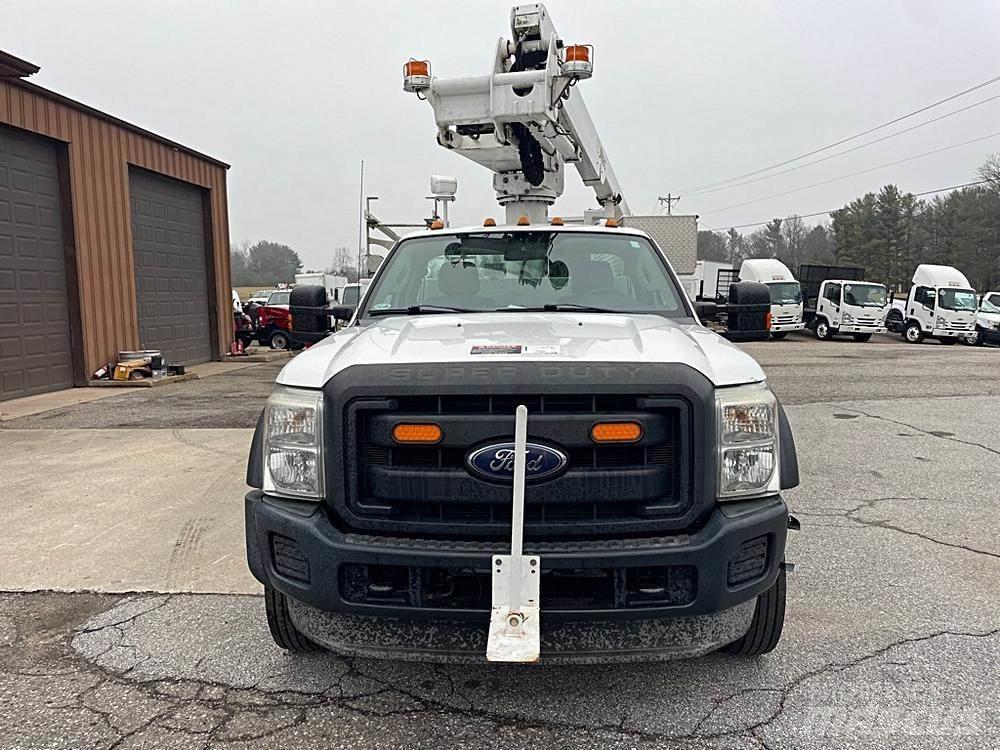 Ford F-450 Teherautóra szerelt emelők és állványok