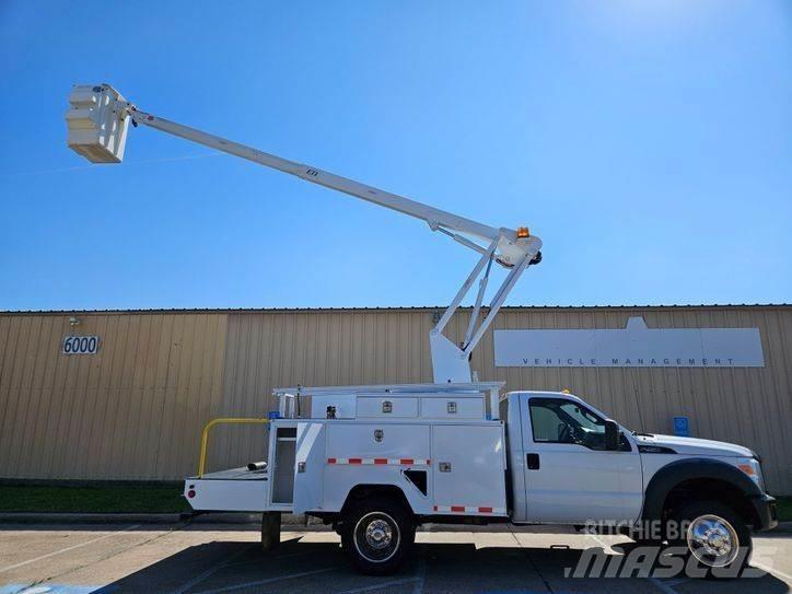 Ford F-450 Teherautóra szerelt emelők és állványok