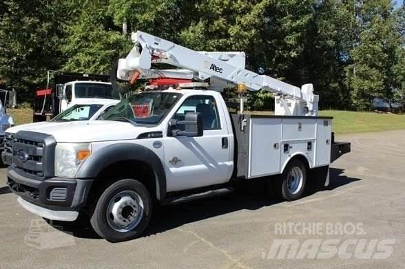 Ford F-550 Teherautóra szerelt emelők és állványok