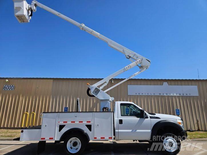 Ford F - 550 Teherautóra szerelt emelők és állványok