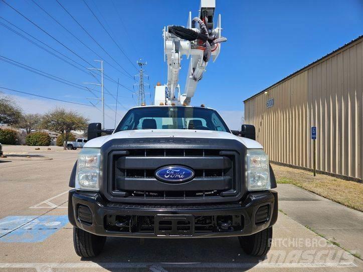 Ford F - 550 Teherautóra szerelt emelők és állványok
