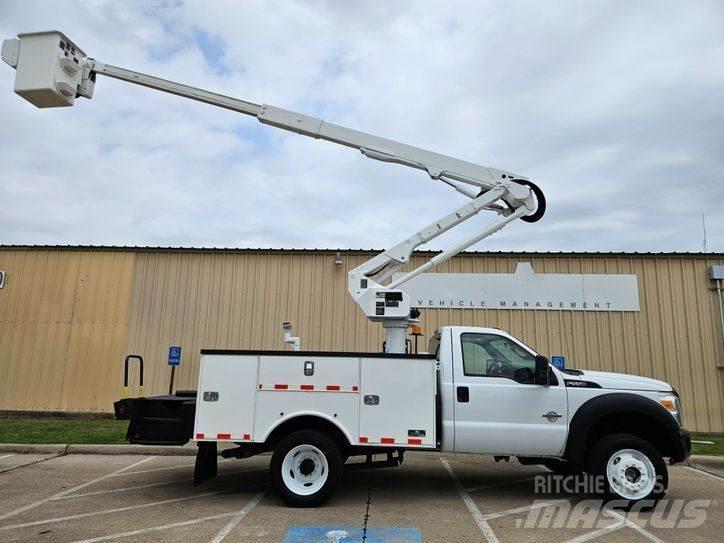 Ford F-550 Teherautóra szerelt emelők és állványok