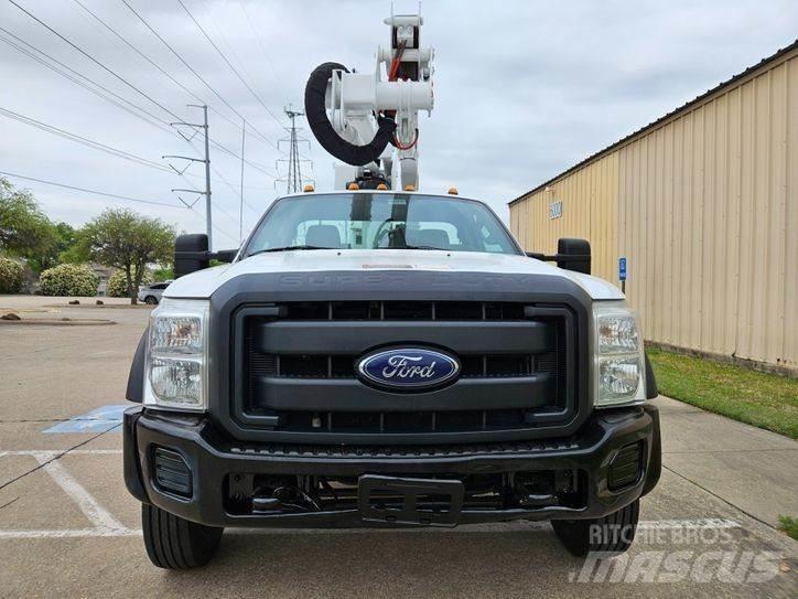 Ford F-550 Teherautóra szerelt emelők és állványok