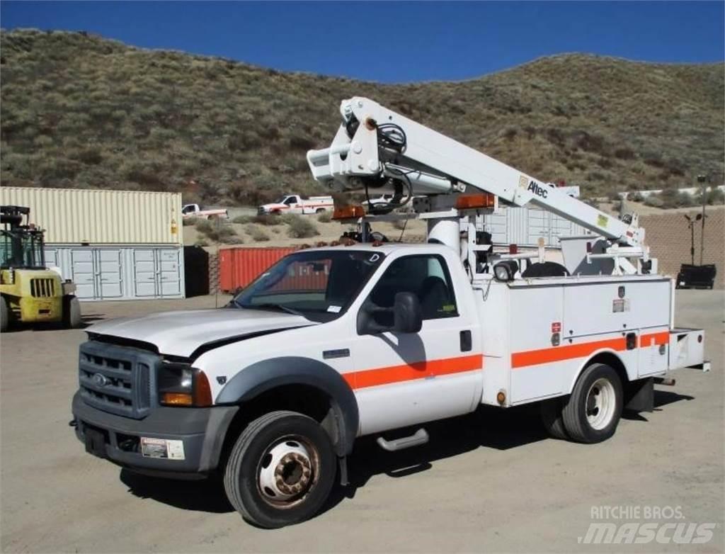 Ford F-550 Teherautóra szerelt emelők és állványok