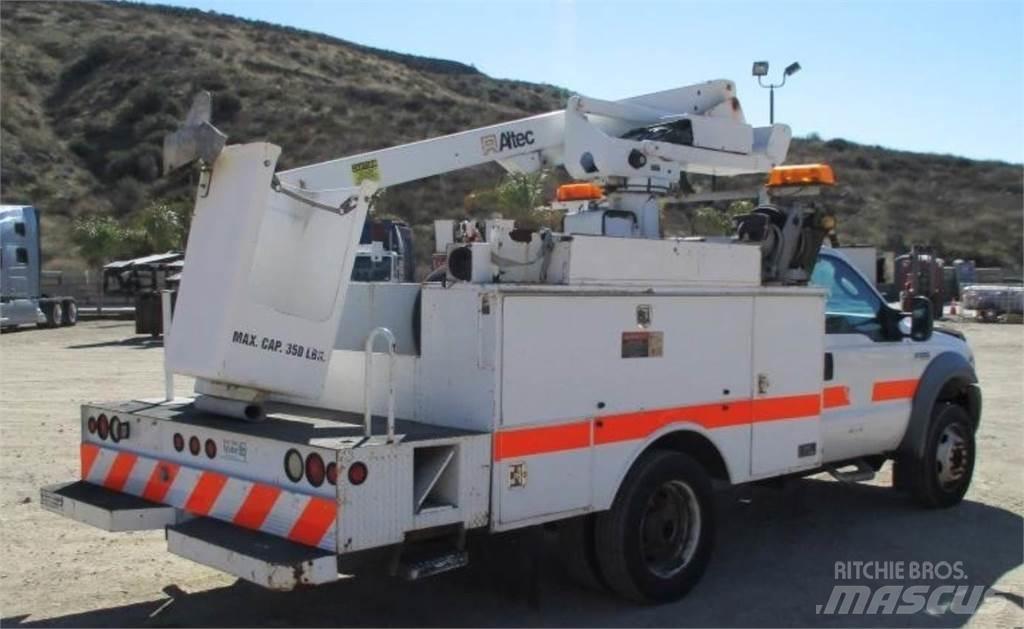 Ford F-550 Teherautóra szerelt emelők és állványok