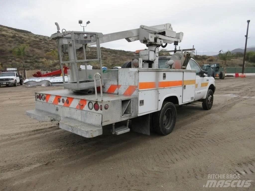 Ford F-550 Teherautóra szerelt emelők és állványok