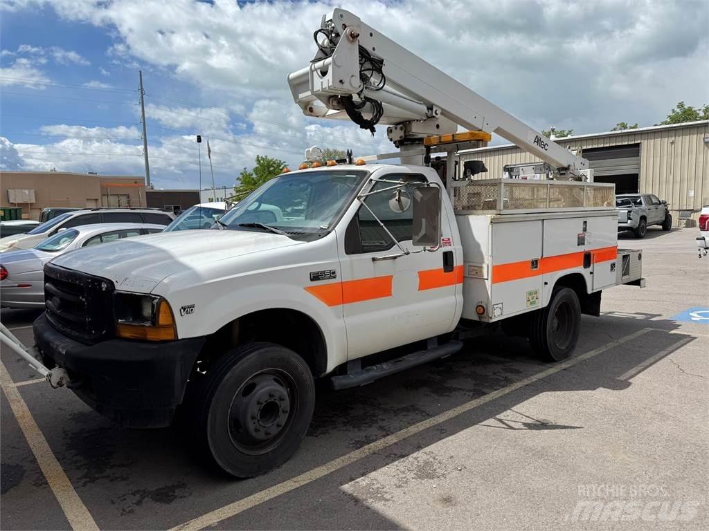 Ford F-550 Teherautóra szerelt emelők és állványok