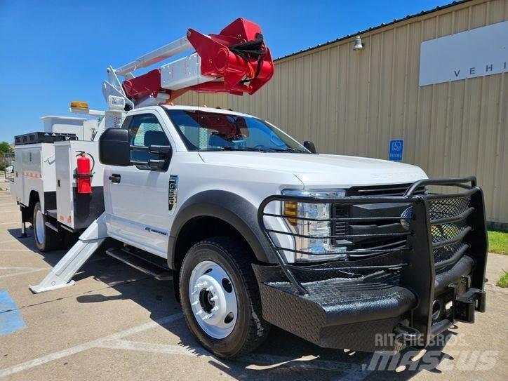 Ford F-550 Teherautóra szerelt emelők és állványok