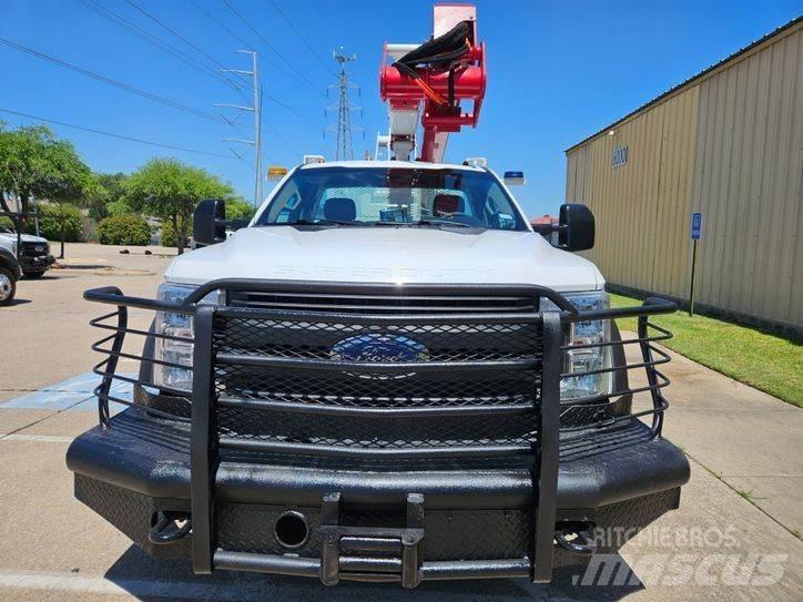 Ford F-550 Teherautóra szerelt emelők és állványok