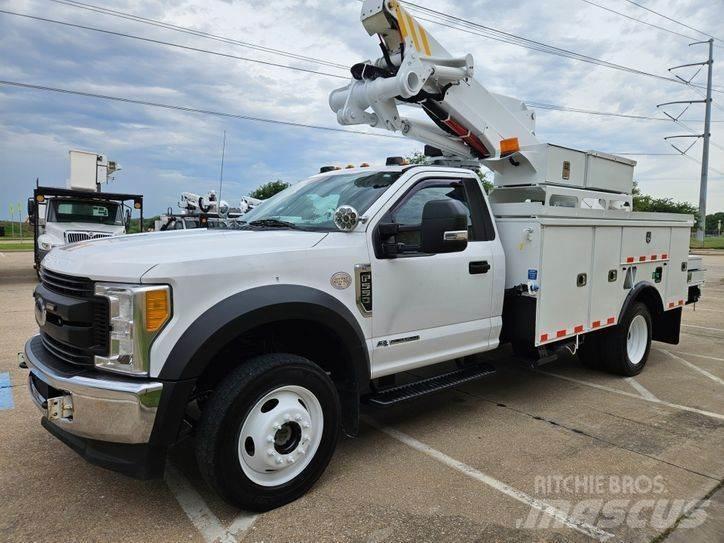 Ford F-550 Teherautóra szerelt emelők és állványok