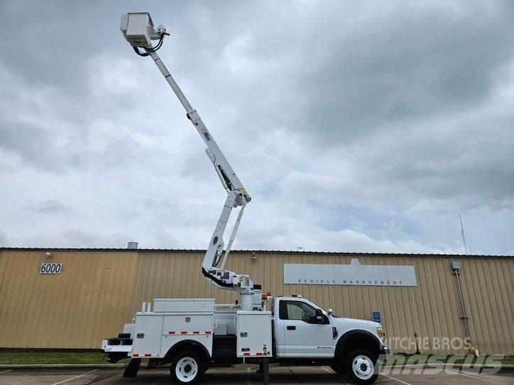 Ford F-550 Teherautóra szerelt emelők és állványok