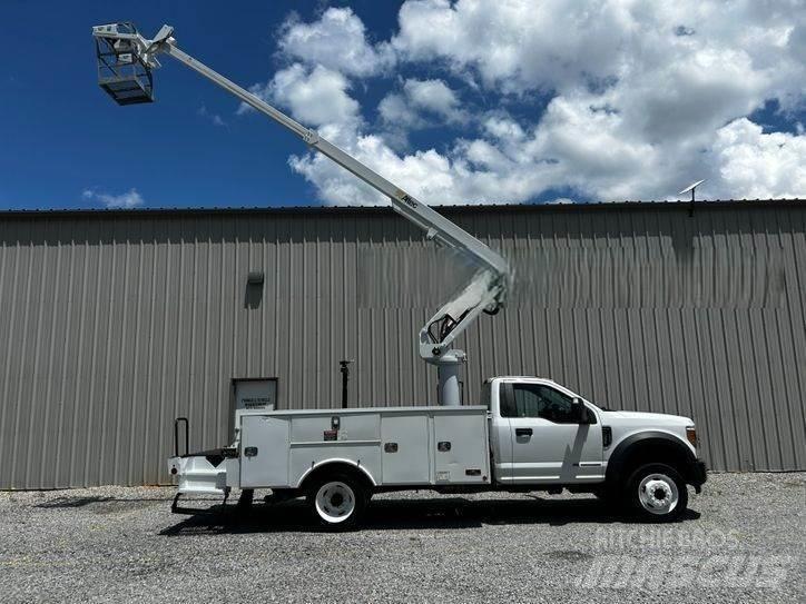 Ford F-550 Teherautóra szerelt emelők és állványok