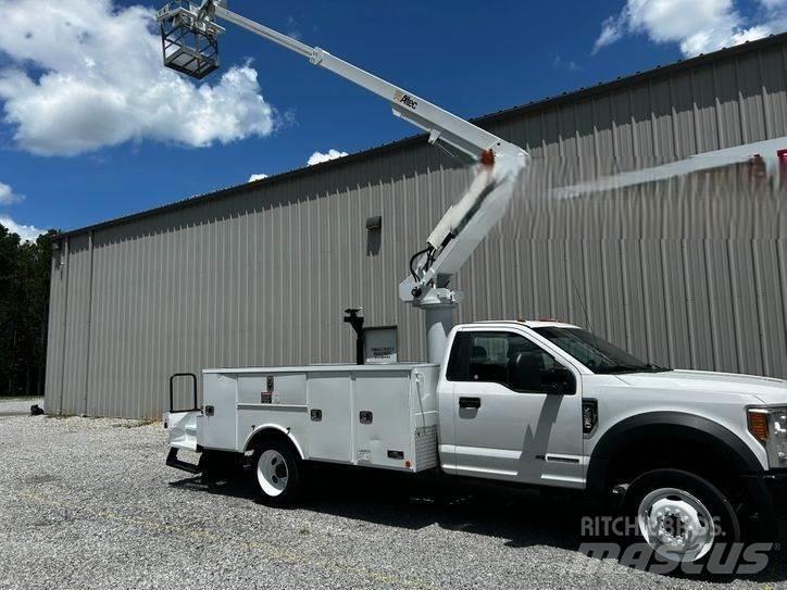 Ford F-550 Teherautóra szerelt emelők és állványok