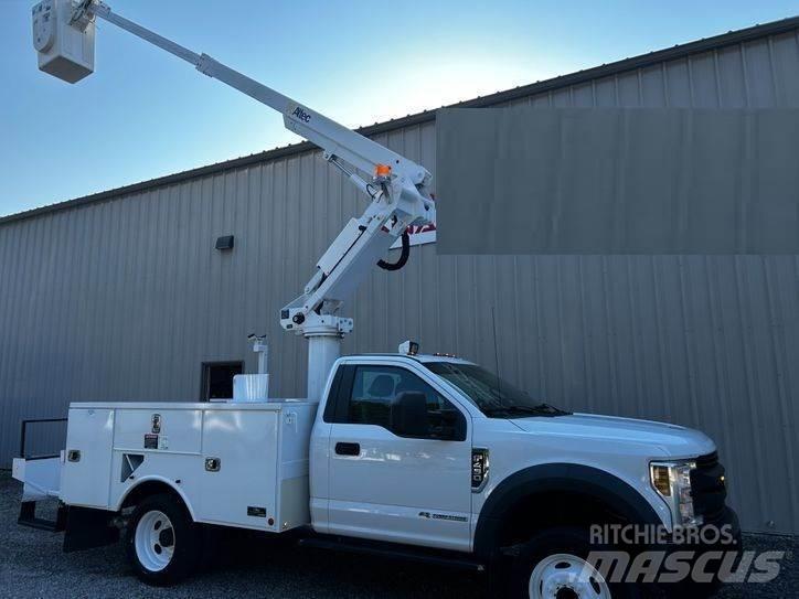 Ford F-550 Teherautóra szerelt emelők és állványok