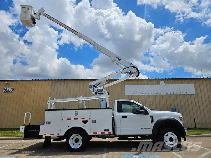 Ford F-550 Teherautóra szerelt emelők és állványok