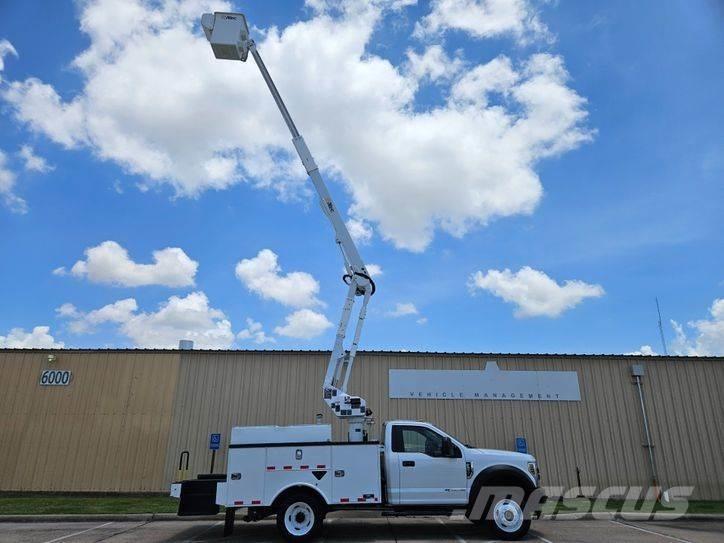 Ford F-550 Teherautóra szerelt emelők és állványok