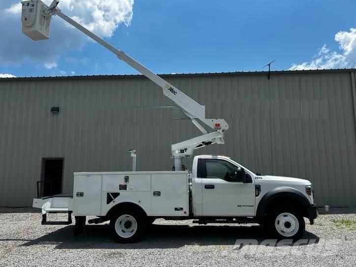 Ford F-550 Teherautóra szerelt emelők és állványok