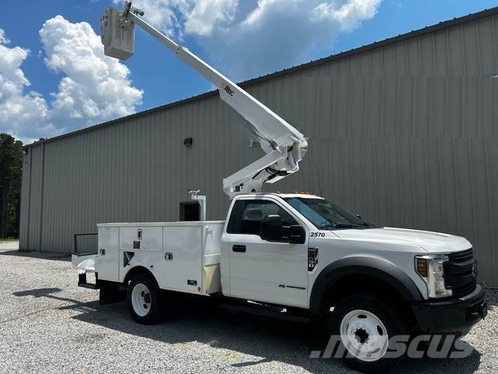 Ford F-550 Teherautóra szerelt emelők és állványok
