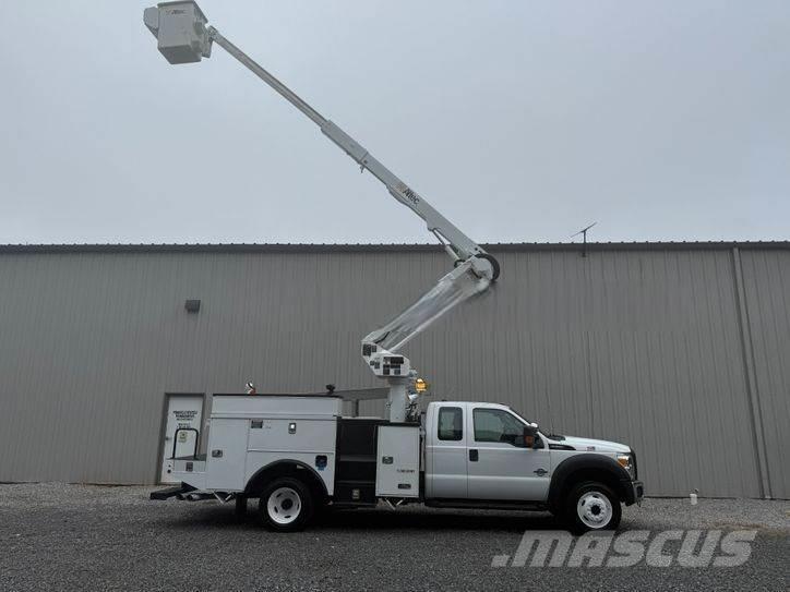 Ford F-550 Teherautóra szerelt emelők és állványok
