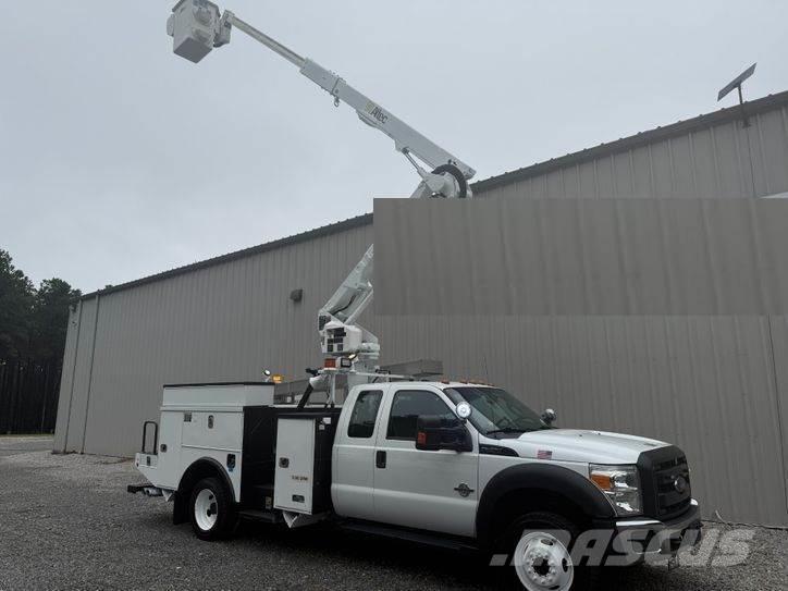 Ford F-550 Teherautóra szerelt emelők és állványok