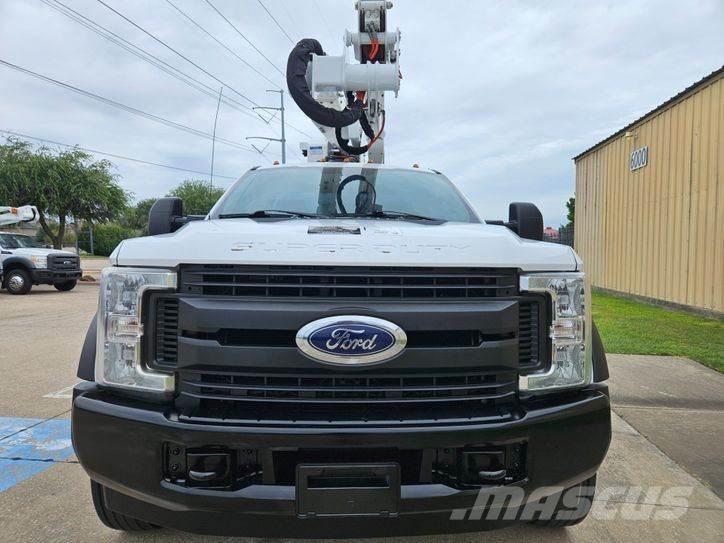 Ford F-550 Teherautóra szerelt emelők és állványok