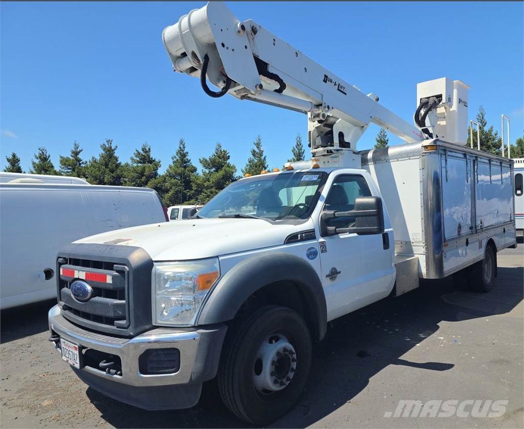 Ford F-550 Teherautóra szerelt emelők és állványok