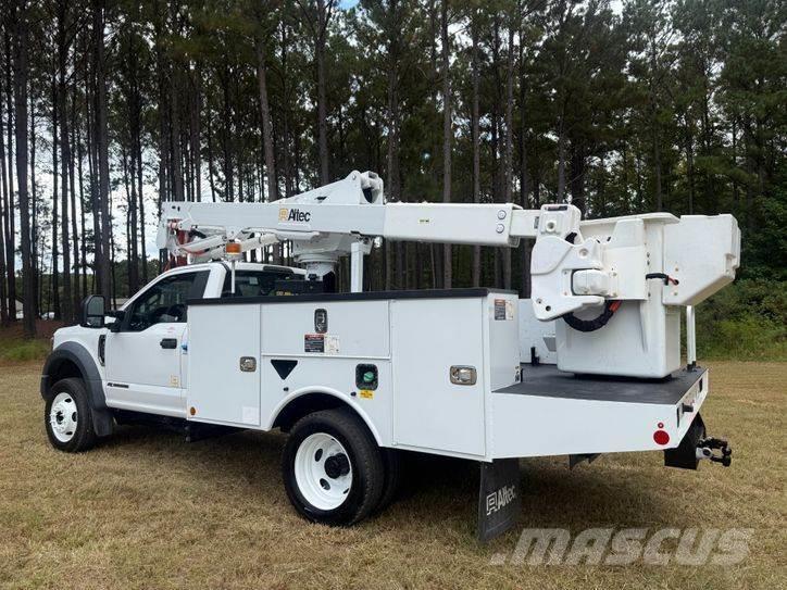 Ford F-550 Teherautóra szerelt emelők és állványok