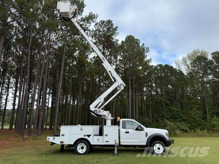 Ford F-550 Teherautóra szerelt emelők és állványok