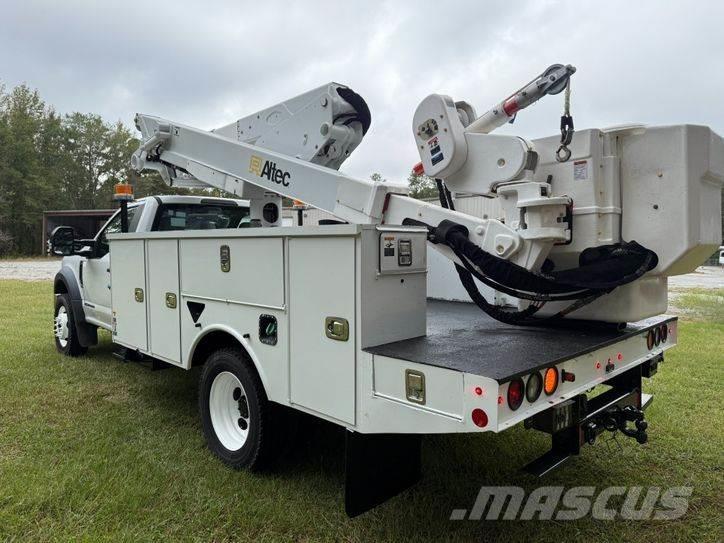 Ford F-550 Teherautóra szerelt emelők és állványok